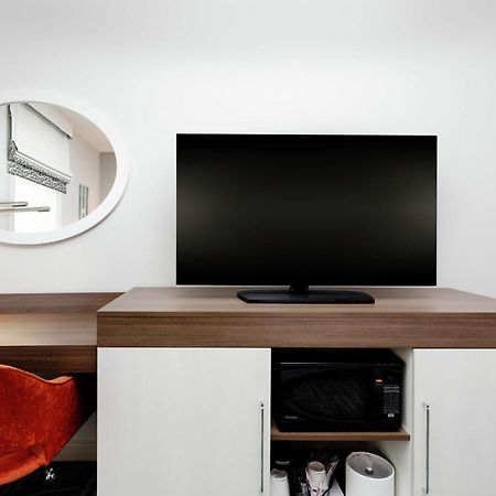 Hampton Inn Акворт Экстерьер фото
