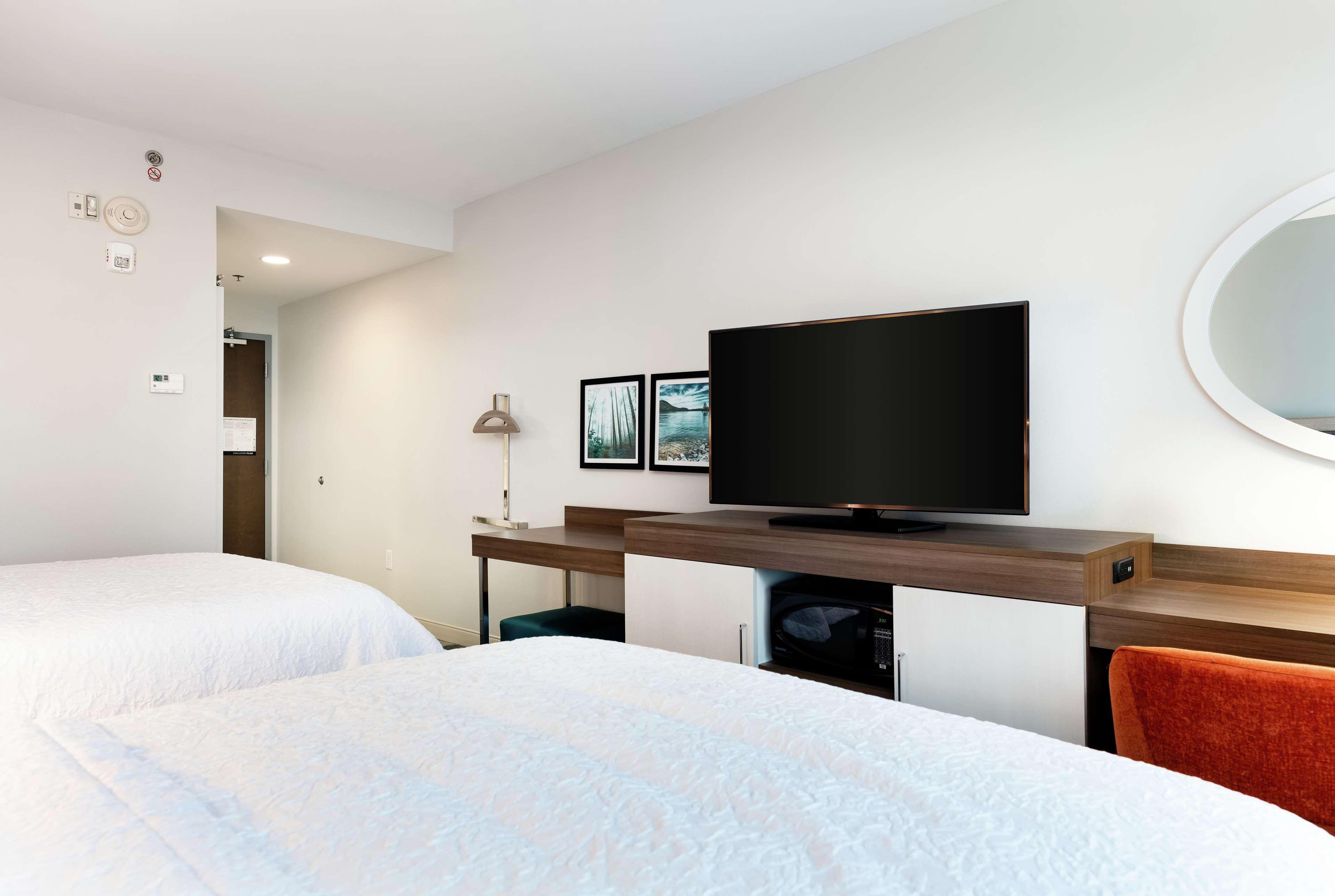 Hampton Inn Акворт Экстерьер фото