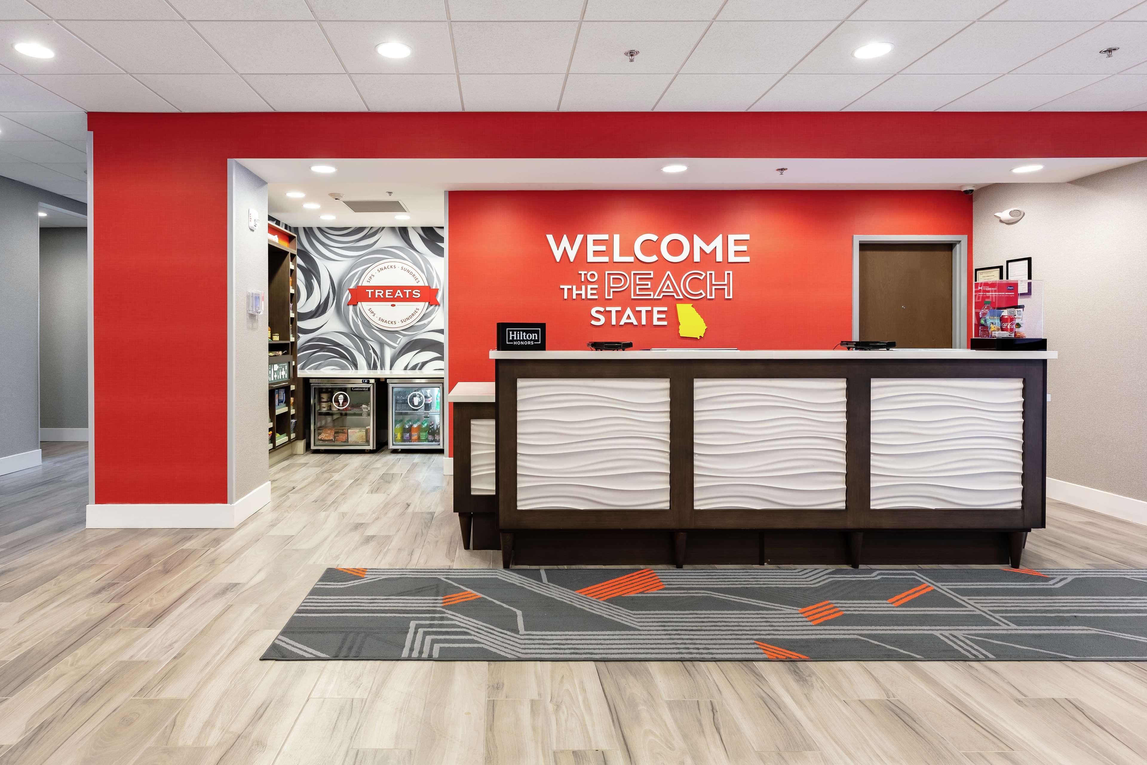Hampton Inn Акворт Экстерьер фото