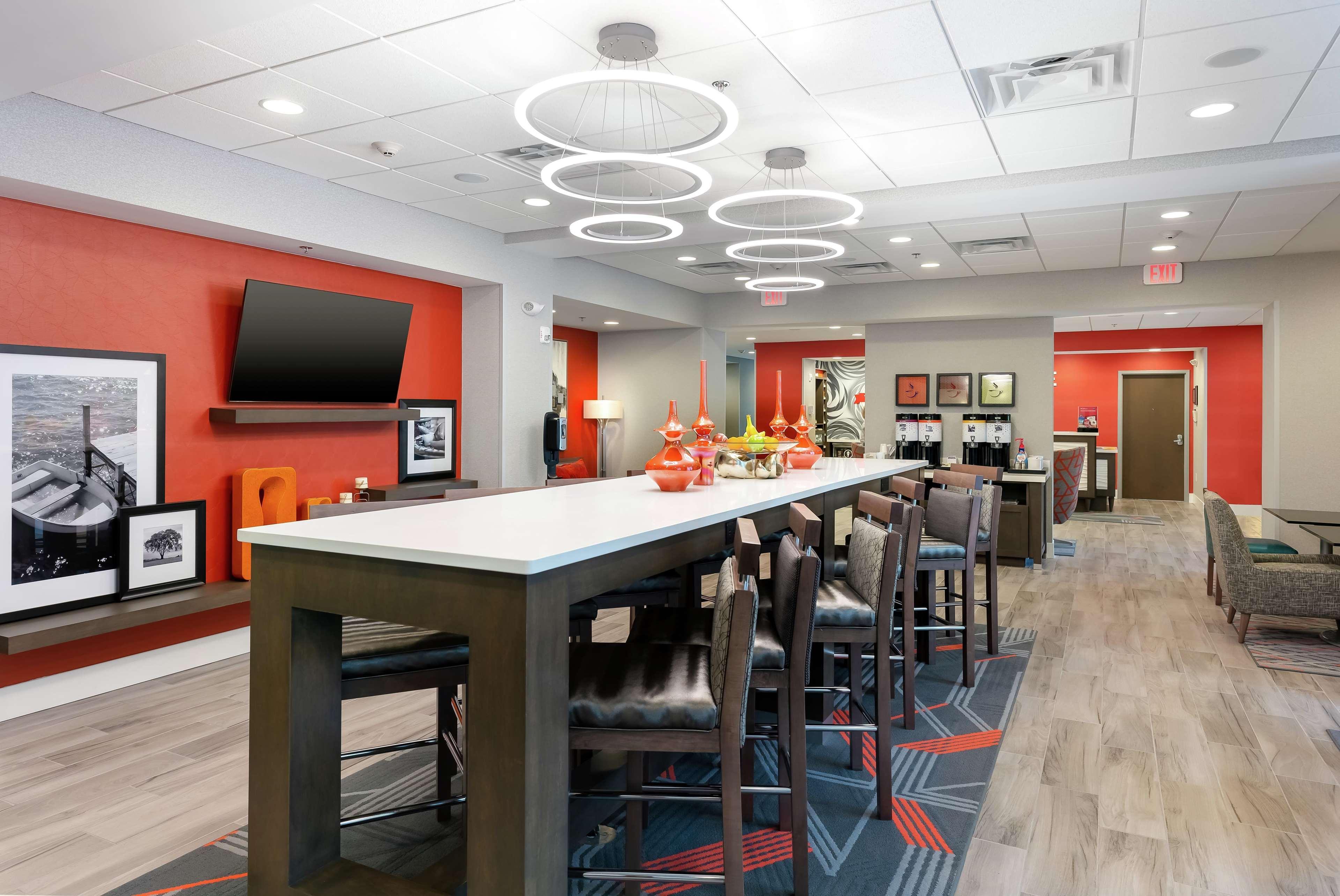 Hampton Inn Акворт Экстерьер фото