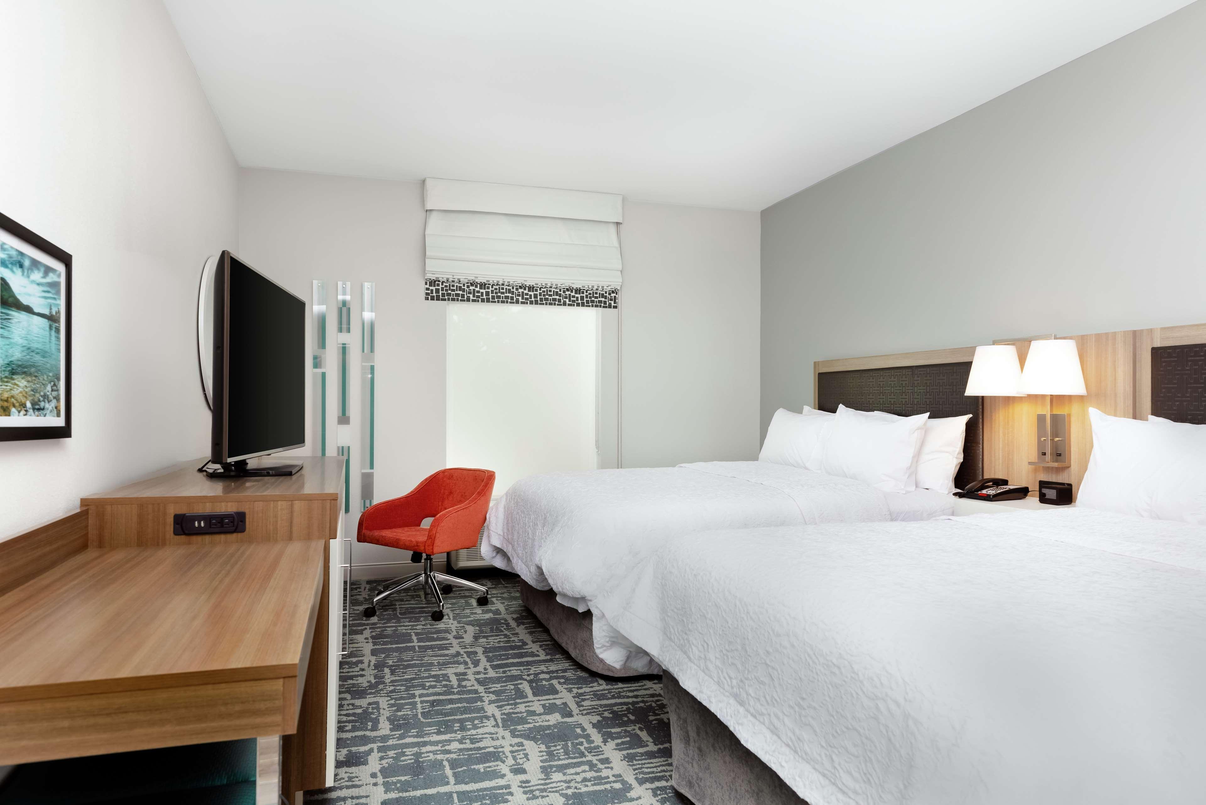 Hampton Inn Акворт Экстерьер фото