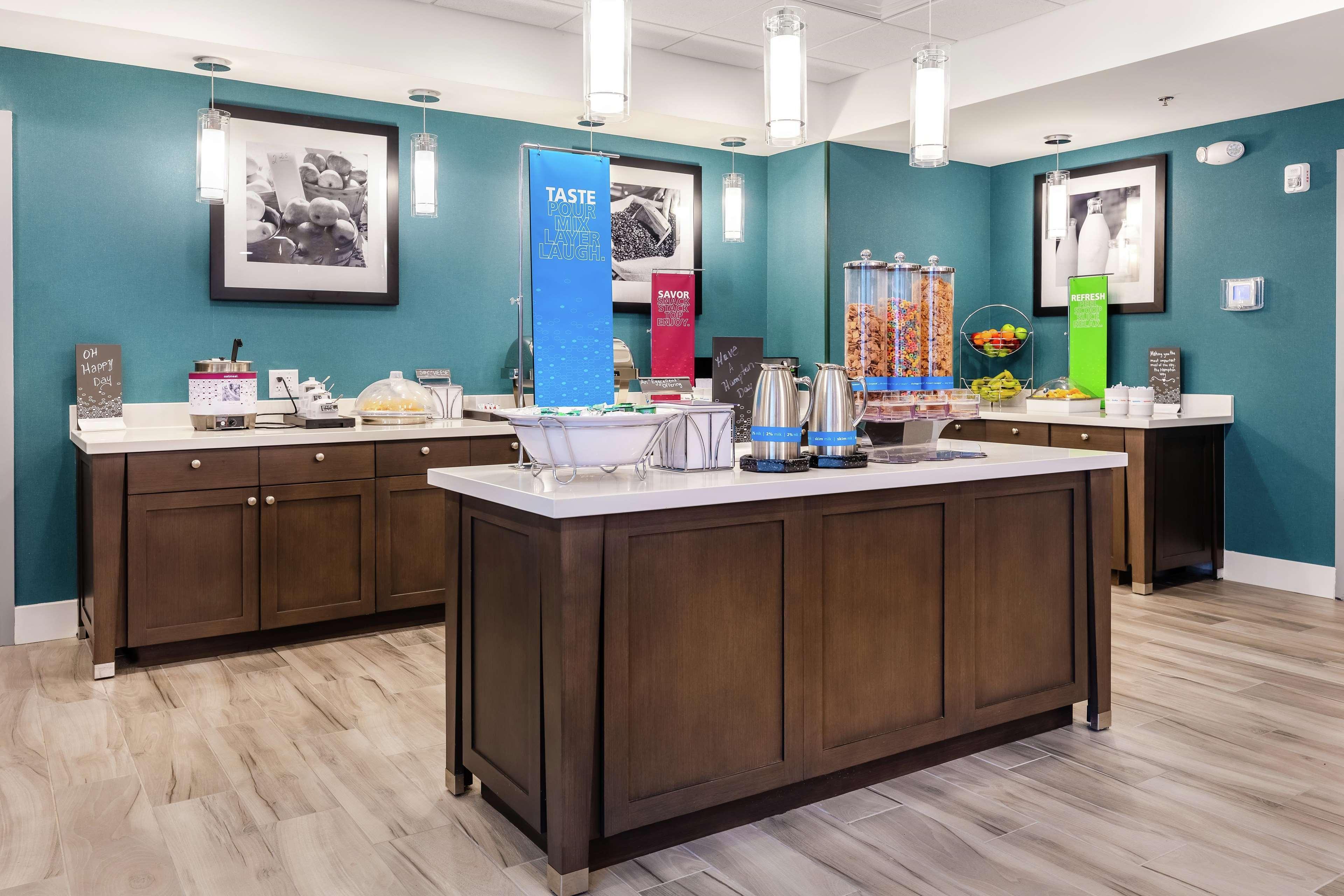 Hampton Inn Акворт Экстерьер фото
