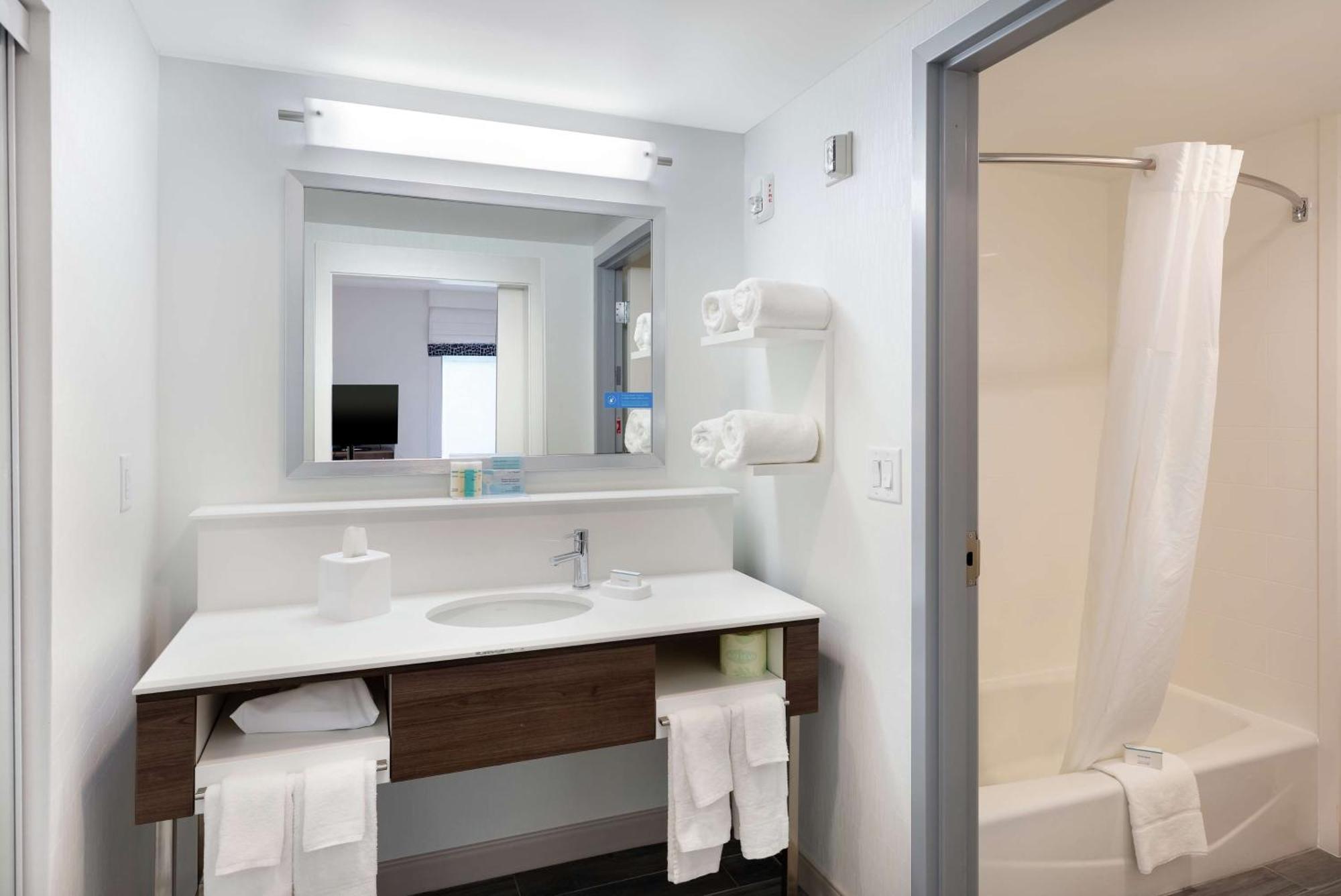 Hampton Inn Акворт Экстерьер фото