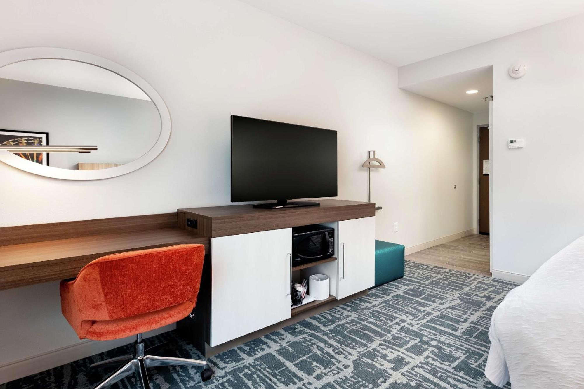 Hampton Inn Акворт Экстерьер фото