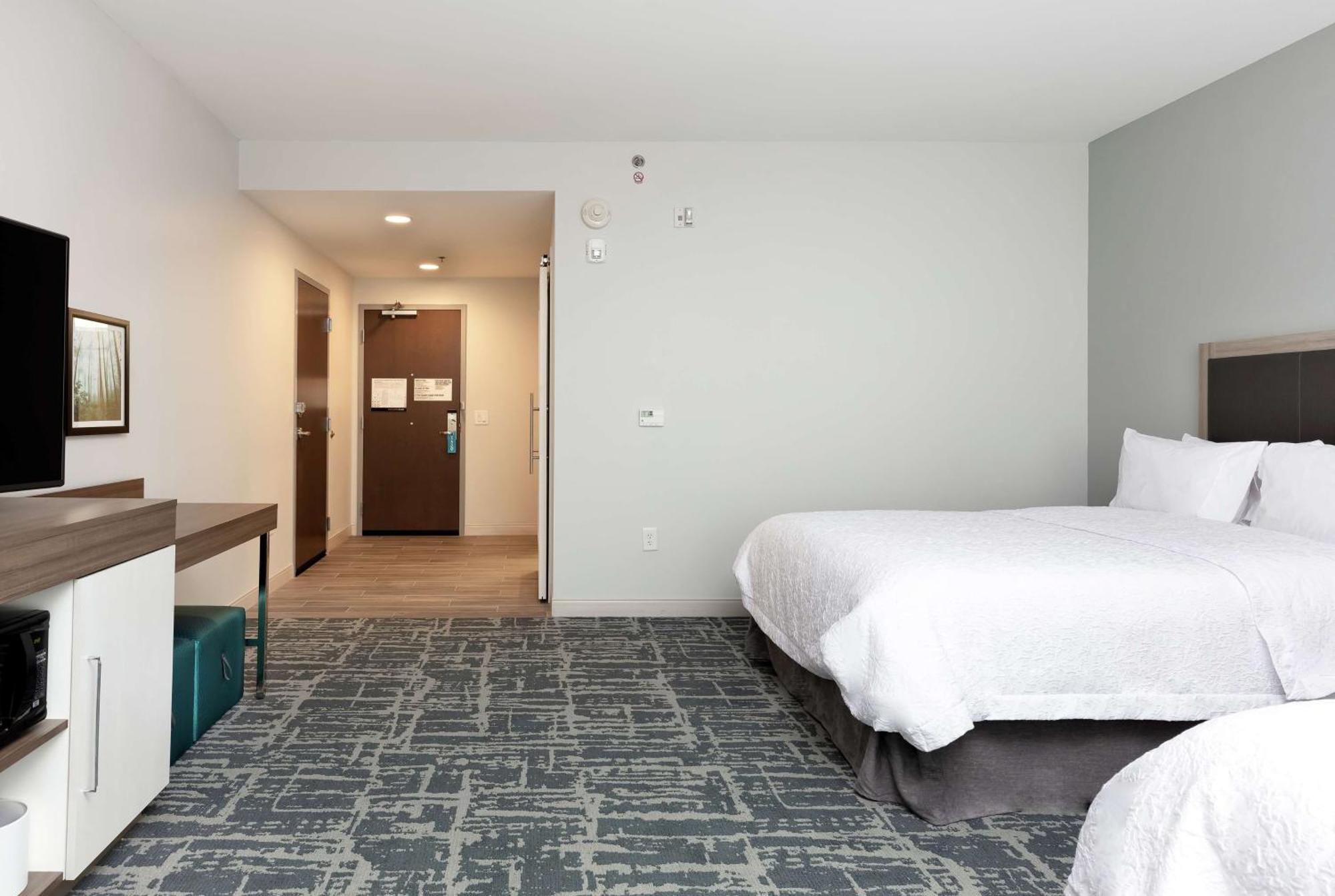 Hampton Inn Акворт Экстерьер фото