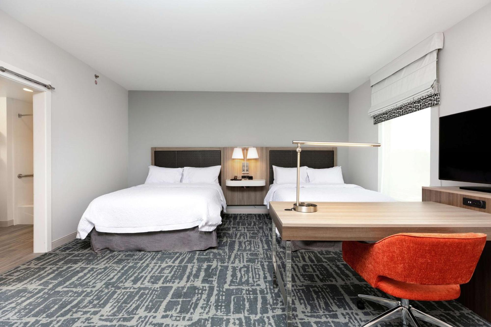 Hampton Inn Акворт Экстерьер фото