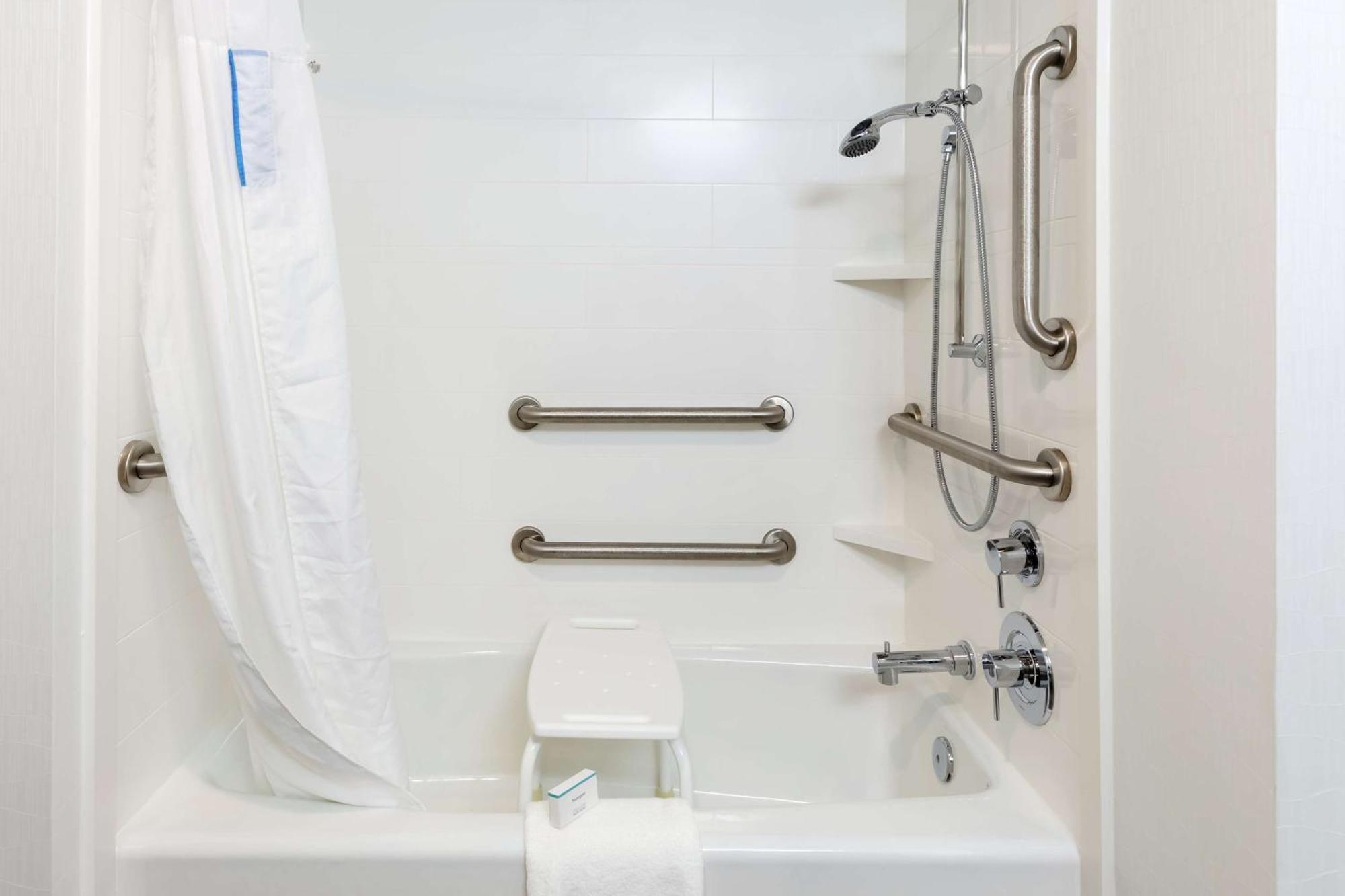 Hampton Inn Акворт Экстерьер фото