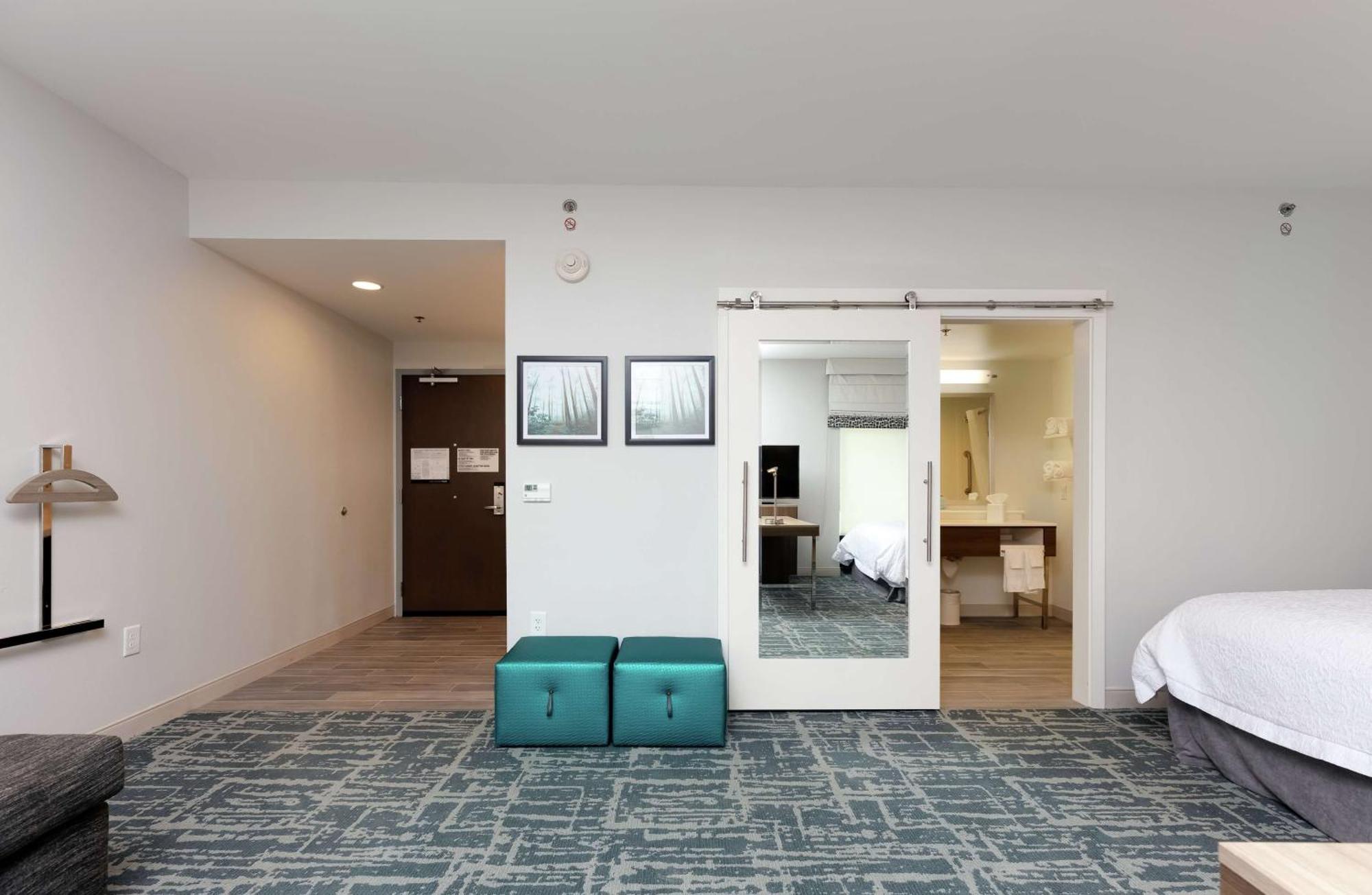 Hampton Inn Акворт Экстерьер фото